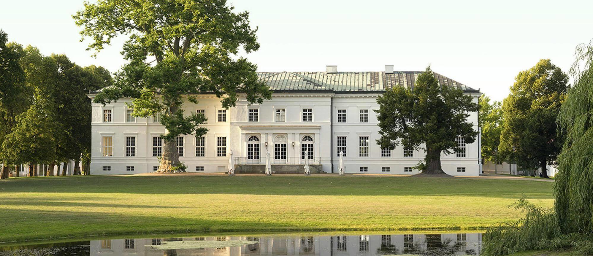 Hotel Schloss Neuhardenberg Exterior photo
